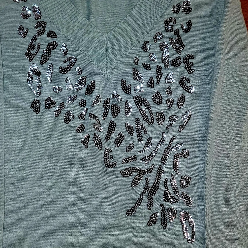NWT New Directions Belk Gray Sequin Leopard Print V-Neck Sweater Small